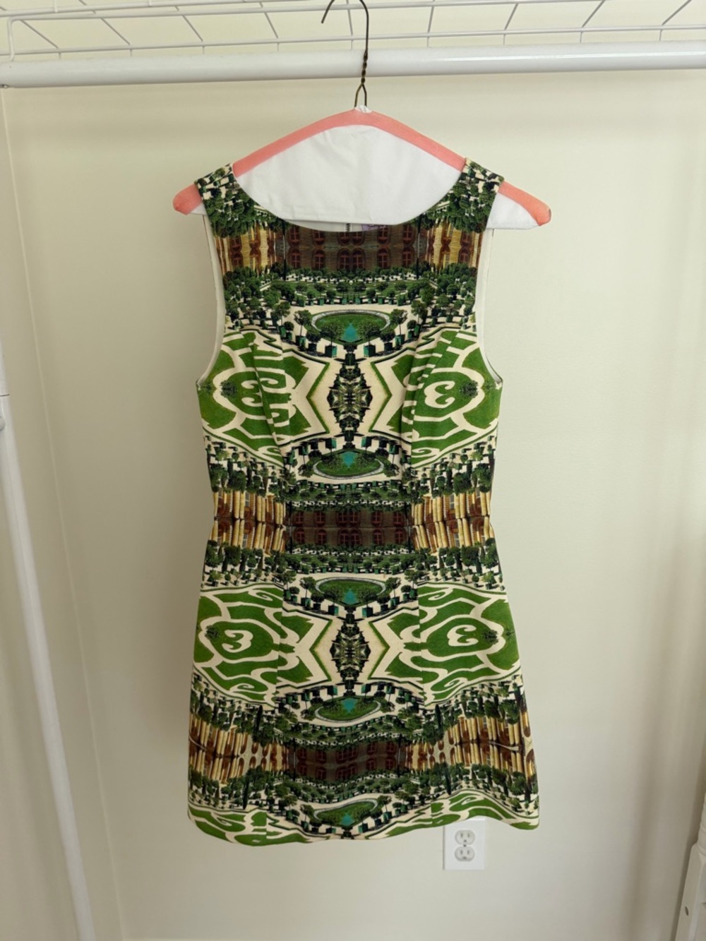 Alice + Olivia Green and White Patterned Sleeveless Shift Dress